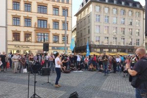 Wo man singt, da lass Dich nieder - "ganz Mitteldeutschland" sind heute 200 Teilnehmerinnen bei Querdenken. Foto: L-IZ.de