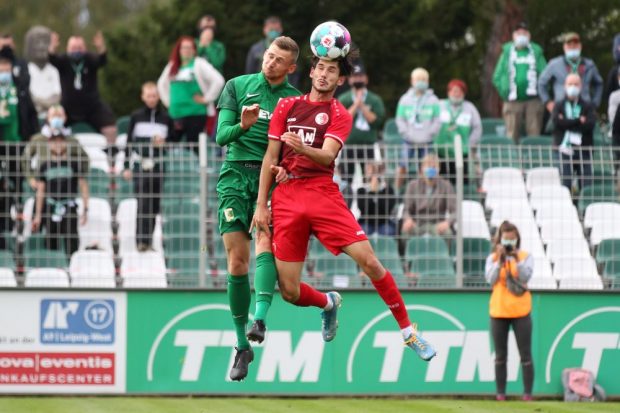 Florian Kirstein (li.) im Kopfballduell gegen den Berliner Ugur Tezel. Foto: Jan Kaefer