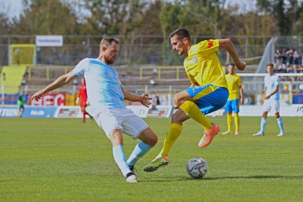 Leon Heynke (rechts) im Duell mit dem Chemnitzer Tobias Müller. Foto: Jan Kaefer