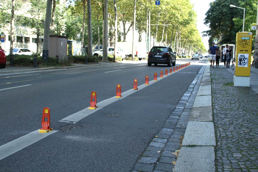 Abgepollerter Radweg vor der Post in der Richard-Lehmann-Straße. Foto: Ralf Julke