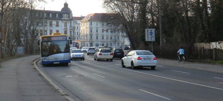 Heute bedienen noch die Buslinien 70 und 74 die mögliche künftige Straßenbahntrasse. Foto: Marko Hofmann