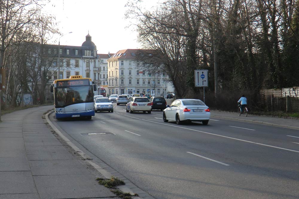 Heute bedienen noch die Buslinien 70 und 74 die mögliche künftige Straßenbahntrasse. Foto: Marko Hofmann