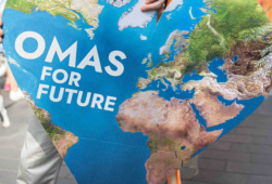 Das Erdherz zum Klimastreik. Foto: Omas for Future