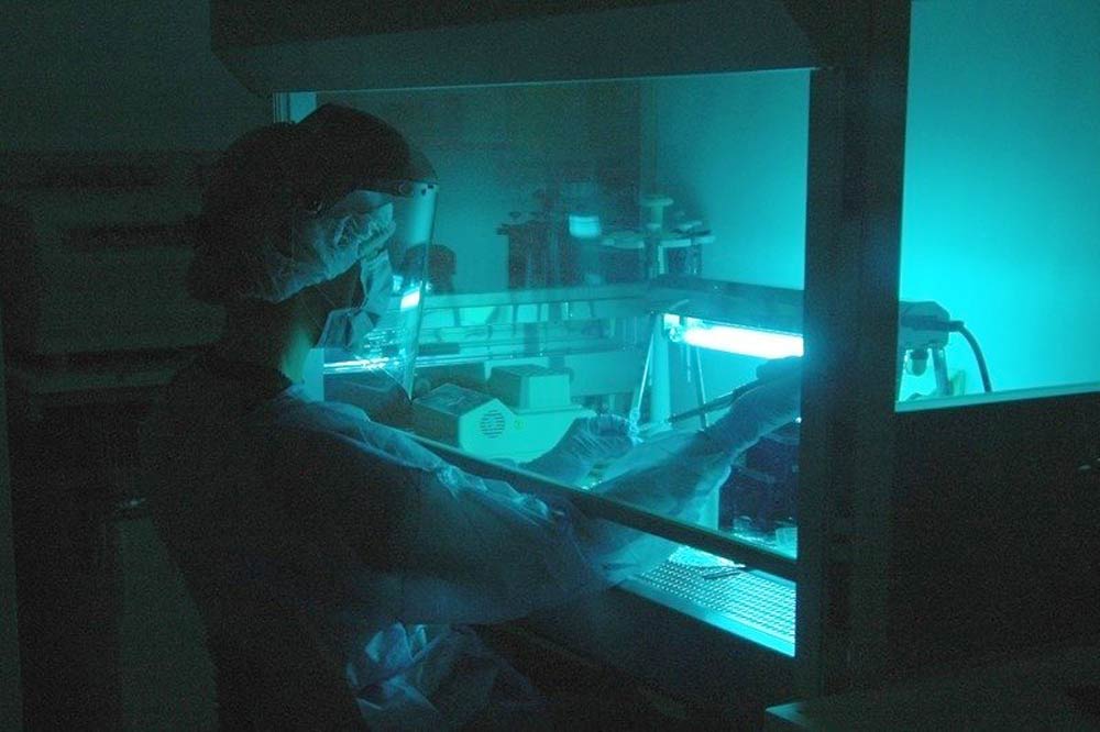 Forscherin im Reinraum des Max-Planck-Instituts für evolutionäre Anthropologie. Foto: MPI für evolutionäre Anthropologie