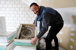 Dr. Ronny Maik Leder freut sich über das riesige Gehäuse eines Ammoniten der Gattung Arietites aus dem Jura. Foto: Naturkundemuseum Leipzig