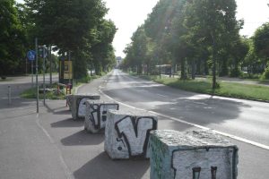 Große Steinwürfel und eine Schranke verhindern das Auffahren auf den Radweg. Foto: Ralf Julke