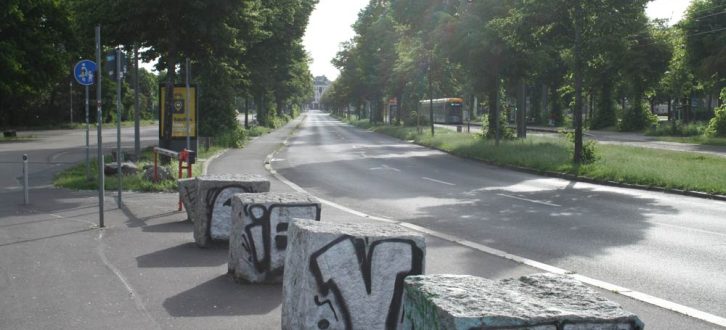 Große Steinwürfel und eine Schranke verhindern das Auffahren auf den Radweg. Foto: Ralf Julke