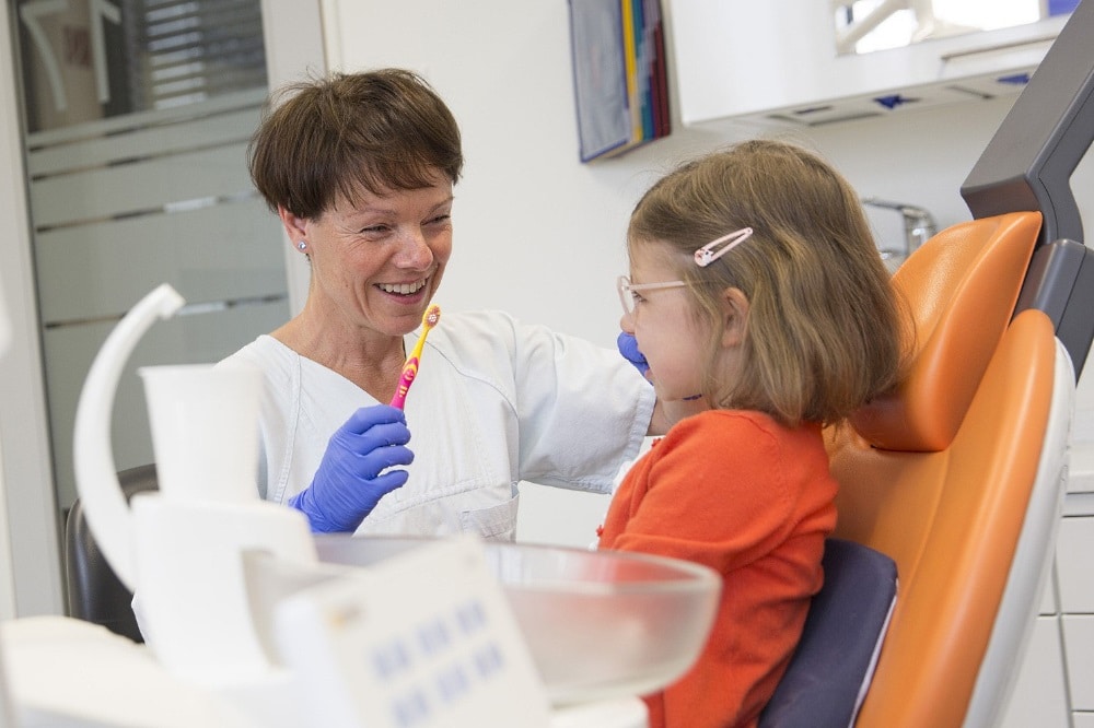 Zähne putzen ist wichtig, ganz gleich, wie alt man ist. Was man ist und wie oft, hat großen Einfluss auf die Gesundheit der Mundhöhle, sagen die Zahnexperten des UKL zum Tag der Zahngesundheit am 25. September. Foto: Stefan Straube / UKL