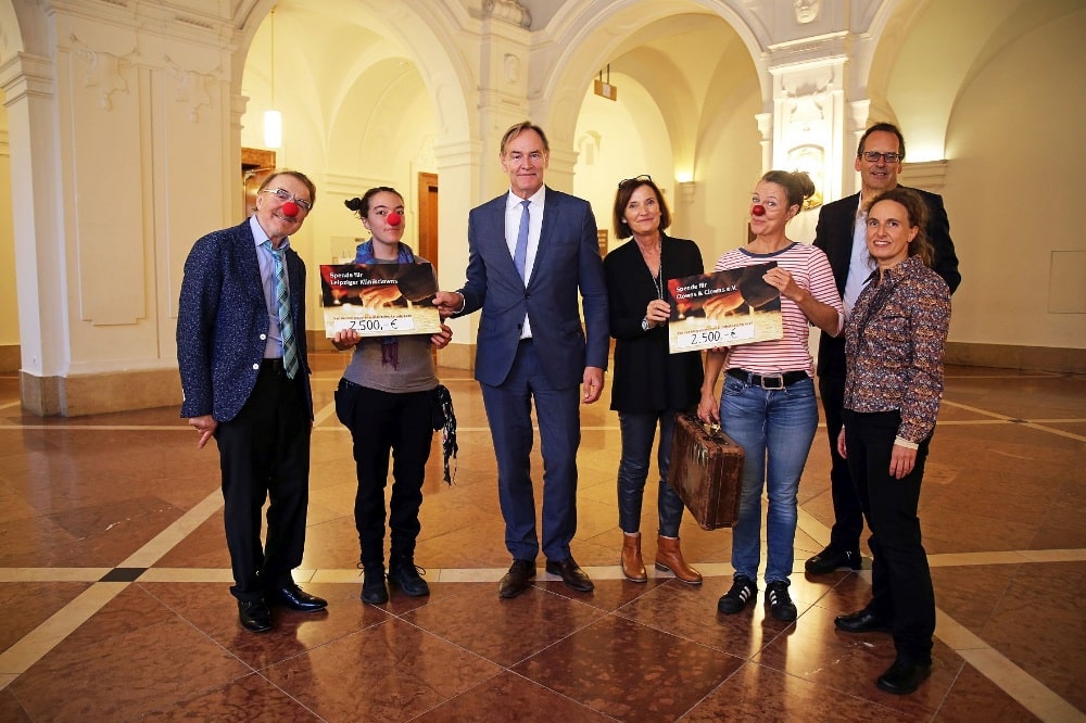 Scheckübergabe im Neuen Rathaus (v.l.): Gerald Ruppert und Anna Schakow (Leipziger Klinikclowns), Burkhard Jung (Oberbürgermeister der Stadt Leipzig), Marit Schulz (Leiterin Lichtfest, LTM GmbH), Angela Rechlin und Anke Klöpsch (Clowns & Clowns e.V.), Volker Bremer (Geschäftsführer der LTM GmbH, Veranstalter Lichtfest Leipzig). © Andreas Schmidt