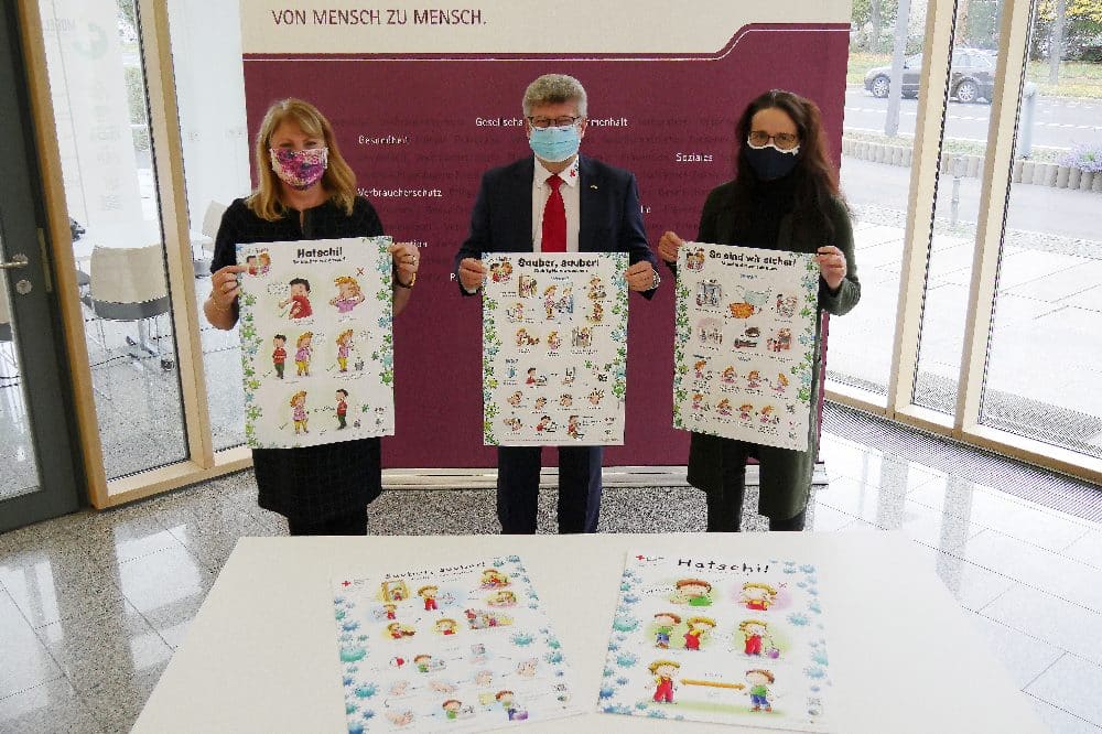 v.l.n.r.: Staatsministerin Petra Köpping, Vorstandsvorsitzender des DRK Landesverbandes Sachsen e. V. Rüdiger Unger, Staatssekretärin Dagmar Neukirch. © SMS