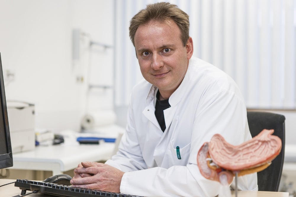 Männliche Person im Artztkittel.