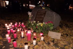 Am 2013 auf Initiative von NGOs errichteten Gedenkstein an Kamal K. wurden Blumen und Kerzen aufgestellt. Luise Mosig