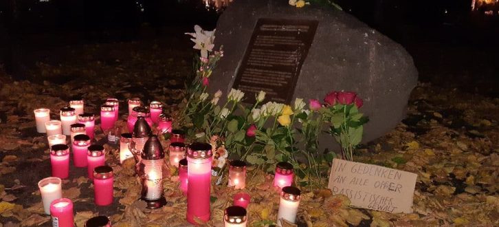 Am 2013 auf Initiative von NGOs errichteten Gedenkstein an Kamal K. wurden Blumen und Kerzen aufgestellt. Luise Mosig
