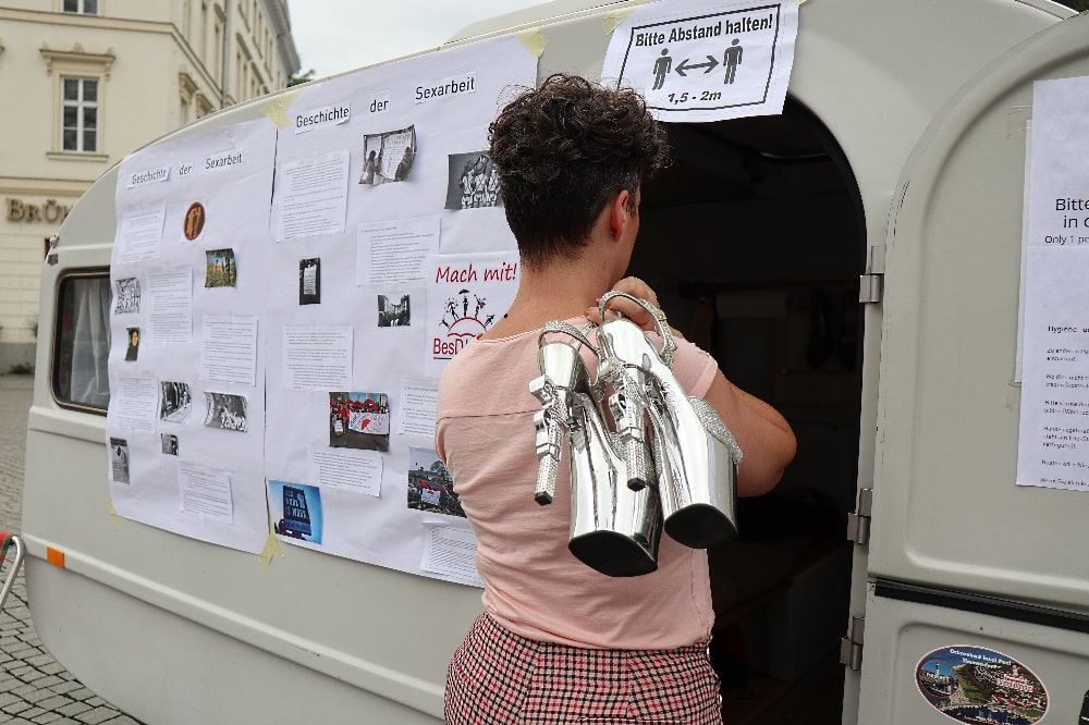 Aufklärung per Wohnmobil: Sexarbeiterin Tamara Solidor informierte bei der ersten sogenannten Love-Mobil-Aktion der Aidshilfe Leipzig über ihren Beruf. Foto: Luise Mosig