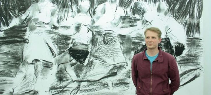 Der rumänisch-ungarische Maler Sebastian Hosu in seiner Einzelausstellung in der Josef-Filipp-Galerie in Leipzig im Sommer 2020. © Daniel Thalheim