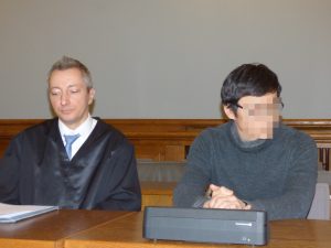 Hofft weiter auf eine mildere Strafe: Dovchin D. (heute 41, rechts), hier im Januar 2019 neben seinem Anwalt Dr. Stefan Wirth beim ersten Prozess nach der Revision. Foto: Lucas Böhme