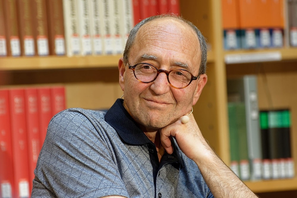 Doğan Akhanlı bei einer Lesung, 2019. Foto: Thomas Krehwinkel