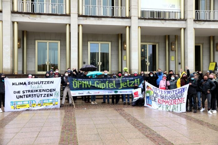 Eine Solikundgebung von Fridays for Future für die Streikenden unter Beteiligung von Sören Pellmann (MdB) und Franziska Riekewald (Stadträtin, beide Linke) auf dem Augustusplatz. Foto: L-IZ.de