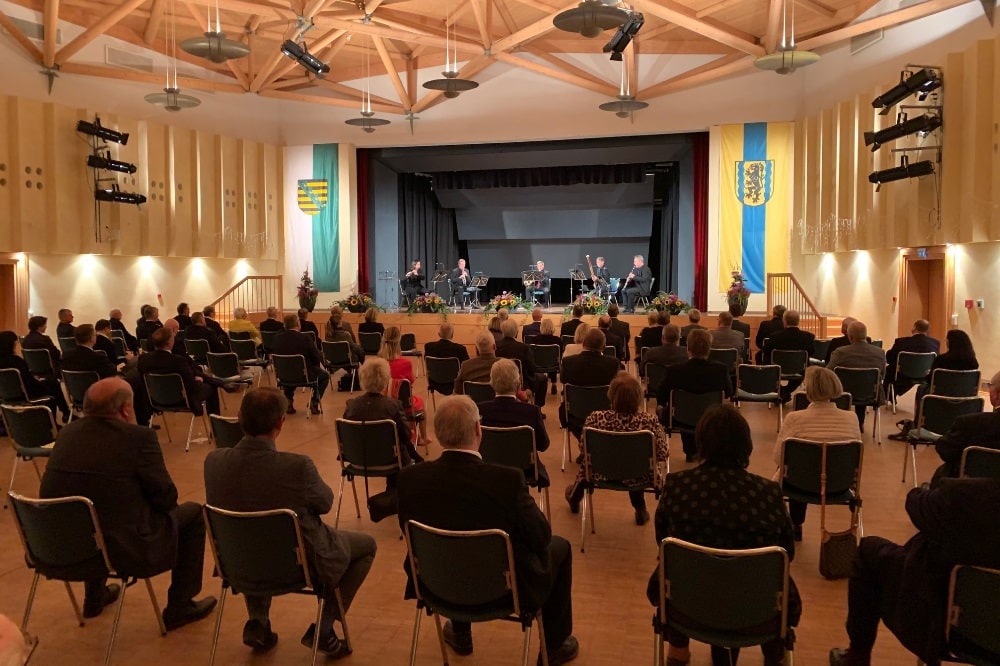 Mit Corona-Abstand: Festkonzert „30 Jahre Deutsche Einheit“ mit dem Quintett der Sächsischen Bläserphilharmonie im Großen Saal des Heide Spa Bad Düben. Foto: LRA/Seidler