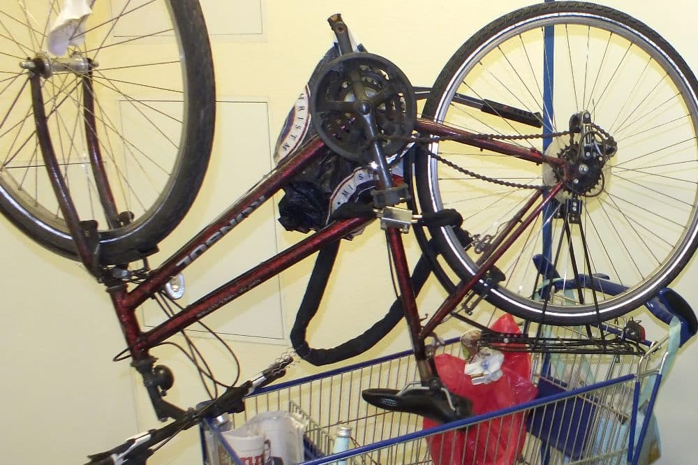 Fahrrad auf Einkaufswagen. Bild: Bundespolizei Leipzig
