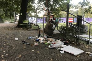 Angesammelter M&uuml;ll nach einem Wochenende im Clarapark. Foto: Privat