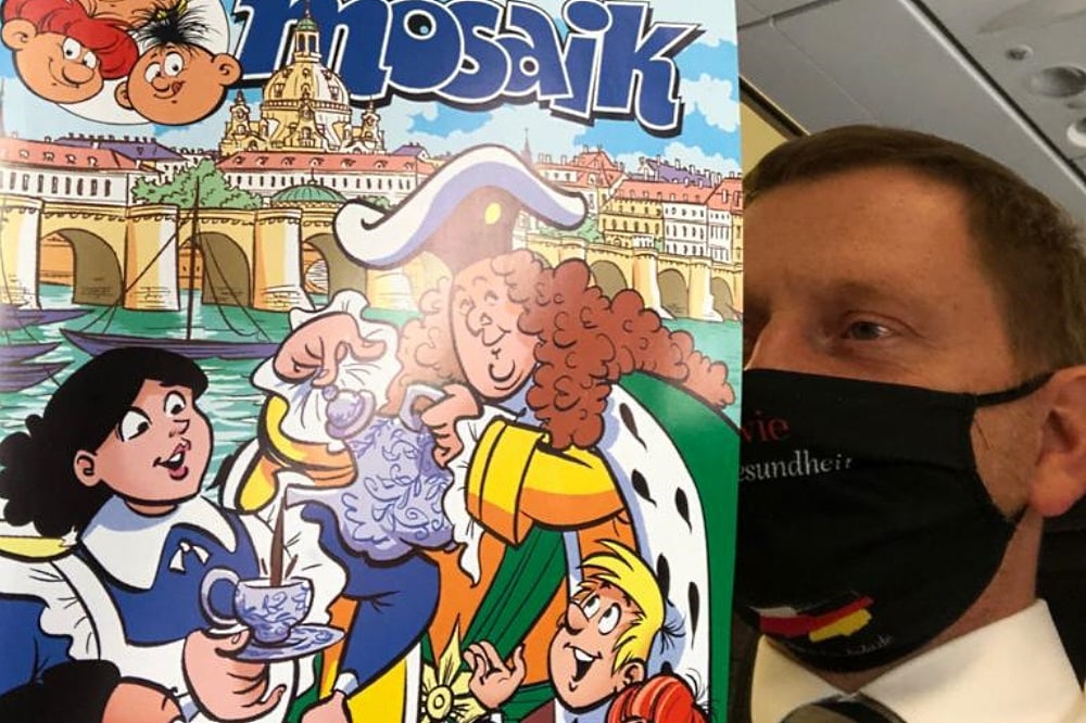 Ministerpräsident Michael Kretschmer bei der Lektüre des Mosaik-Sonderheftes „Die Abrafaxe in Sachsen“. © Sächsische Staatskanzlei