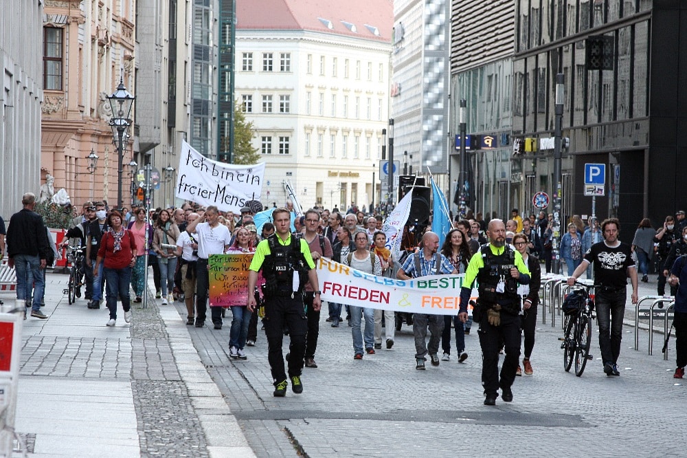 Ein sogenannter Spaziertanz durch die Leipziger Innenstadt. Foto: L-IZ.de