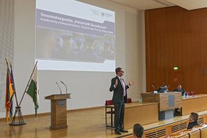 Staatsminister des Innern Prof. Dr. Roland Wöller während eines Vortrages auf dem Podium der Aula am Campus Bautzen der Hochschule der Sächsischen Polizei (FH). © Polizei Sachsen/PolFH