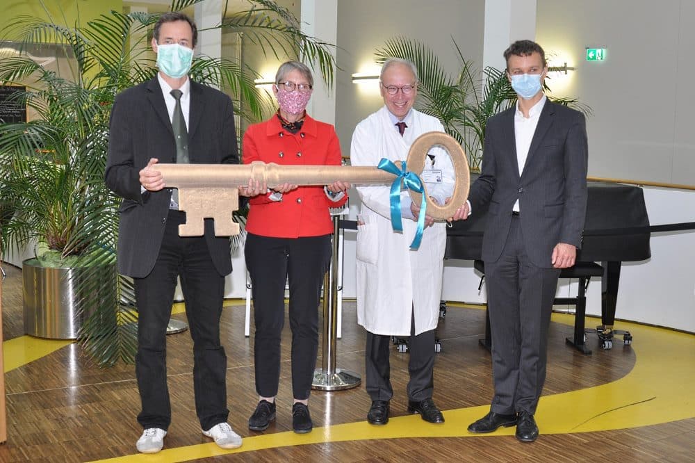 „Manchmal muss man dem Wunder der Geburt ein wenig auf die Sprünge helfen“: Symbolisch überreicht Staatssekretärin Andrea Franke (2.v.li.) vom Sächsischen Staatsministerium für Wissenschaft, Kultur und Tourismus den Schlüssel für die modernisierte Neonatologie des UKL an die Vorstände Prof. Christoph Josten (2.v.re.) und Dr. Robert Jacob (re.) sowie an Prof. Ulrich Thome (li.), Leiter der Abteilung Neonatologie. Foto: UKL