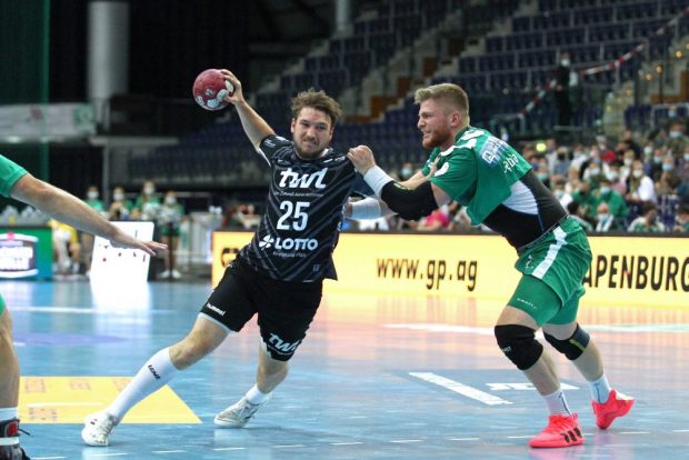 Maciej Gebala versucht, Dominik Mappes am Wurf zu hindern. Foto: Jan Kaefer