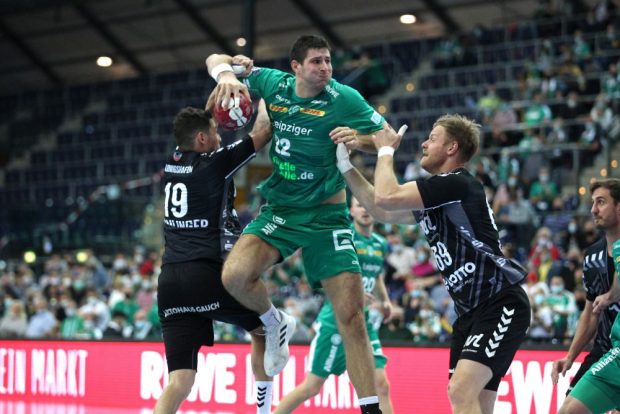 Marko Mamic gegen zwei Ludwigshafener. Foto: Jan Kaefer