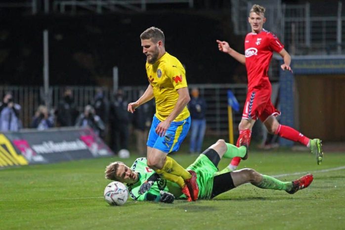 ZFC-Keeper Fabian Guderitz foult Tom Nattermann und hält den anschließenden Elfmeter. Foto: Jan Kaefer