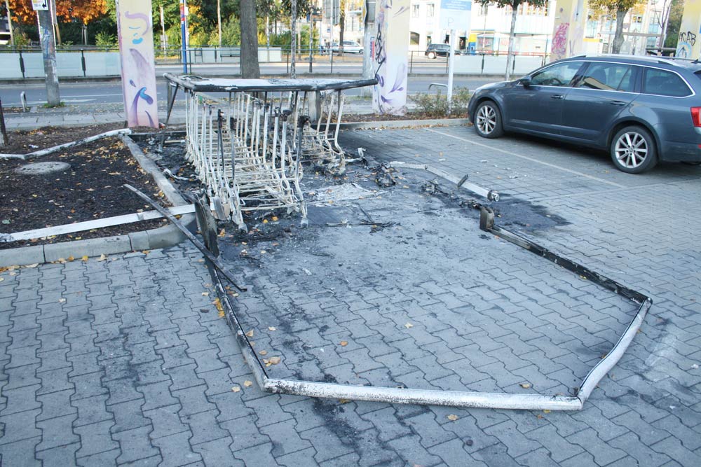 Der abgebrannte Unterstand am Rewe-Markt in Connewitz. Foto: Ralf Julke