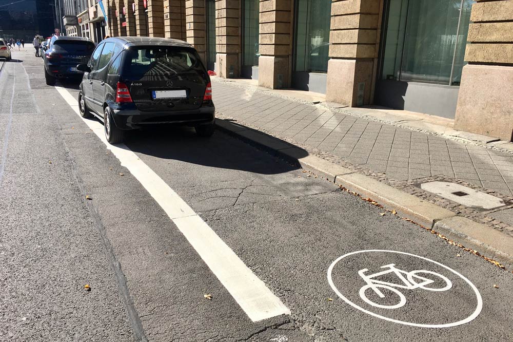 Zugeparkter Radstreifen in der Goethestraße. Foto: Jürgen Jache