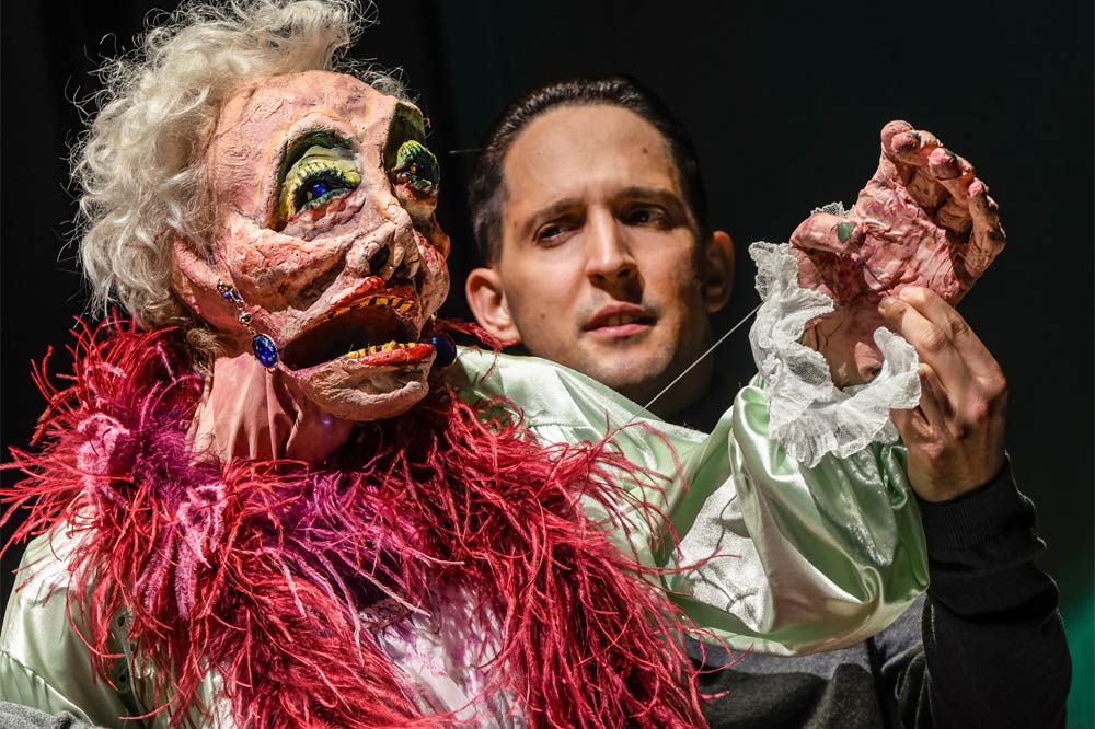 „Alles nicht wahr“ („It simply ain’t so“) mit Nikolaus Habjan. Foto: Schauspielhaus Zürich / euro-scene Leipzig