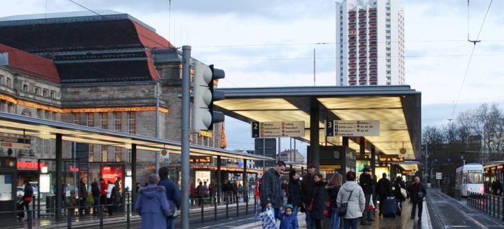 Ort der ersten Raucherinseln - LVB-Haltestelle Hauptbahnhof. Foto: Ralf Julke