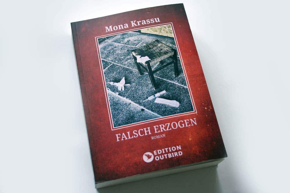 Mona Krassu: Falsch erzogen. Foto: Ralf Julke