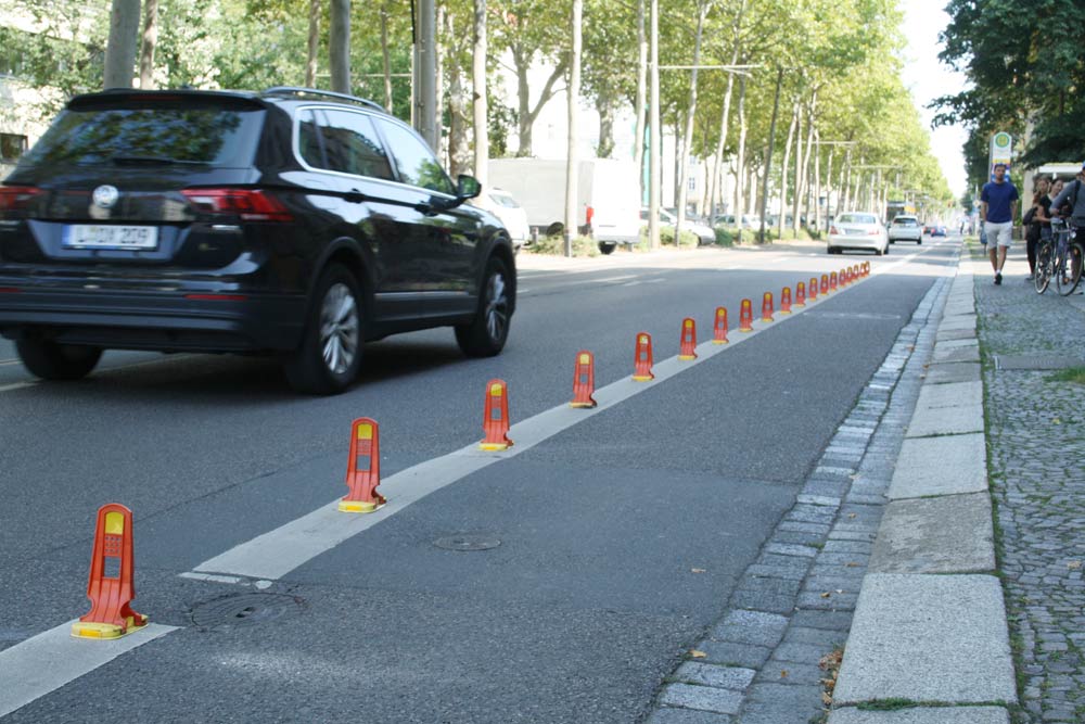 Die Sichtzeichen am Radweg in der Richard-Lehmann-Straße. Foto: Ralf Julke
