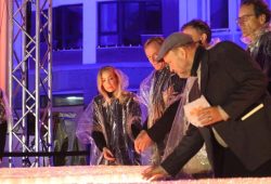 Ayleena Jung, Burkhard Jung (OBM) und Uwe Schwabe (Bürgerrechtler) beim symbolischen Kerzenentzünden. Foto: L-IZ.de