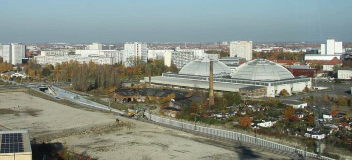 Blick vom MDR-Hochhaus 2011 auf die künftige S-Bahn-Station MDR und das Gelände für die künftige Rad-Aktiv-Achse. Foto: Matthias Weidemann
