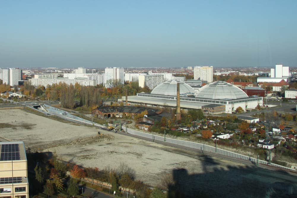 Blick vom MDR-Hochhaus 2011 auf die künftige S-Bahn-Station MDR und das Gelände für die künftige Rad-Aktiv-Achse. Foto: Matthias Weidemann