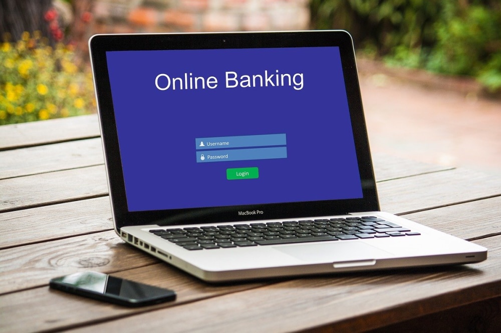 Onlinebanking ist heutzutage kaum mehr wegzudenken, da es den Zahlungsverkehr erleichtert und man nicht auf Öffnungszeiten einer Filiale angewiesen ist. Foto: Tumisu via pixabay.com