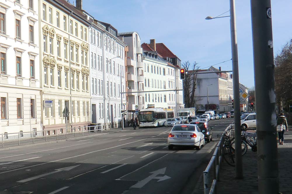 Blick in die Rödelstraße: Kein Platz für Radfahrer. Foto: Marko Hofmann