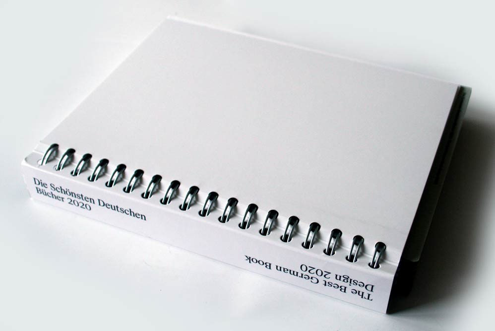 Der Katalog "Die Schönsten Deutschen Bücher 2020". Foto: Ralf Julke