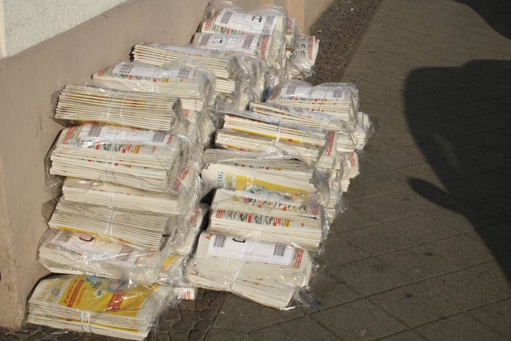 Anzeigenblatt zum Verteilen aufgestapelt. Foto: Ralf Julke