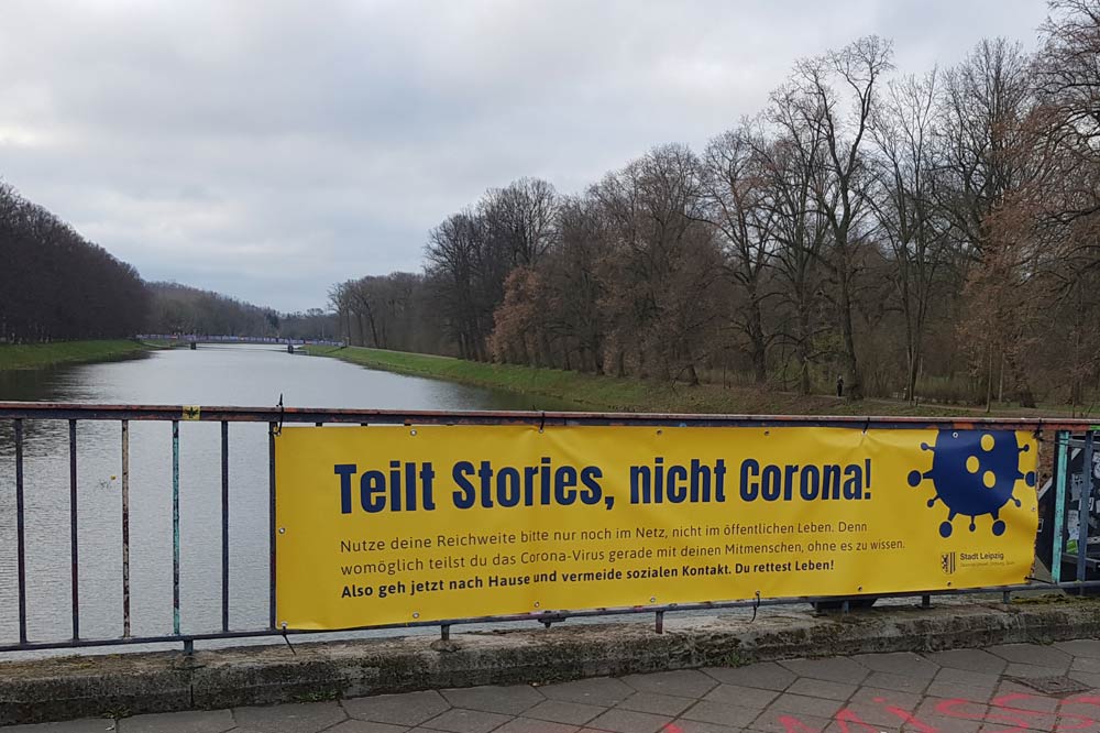 Galt schon im Frühjahr: Plakat der Stadt auf der Sachsenbrücke. Foto: Ralf Julke