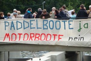 Protest gegen Motorboote am Tag Blau 2011. Foto: Gernot Borris