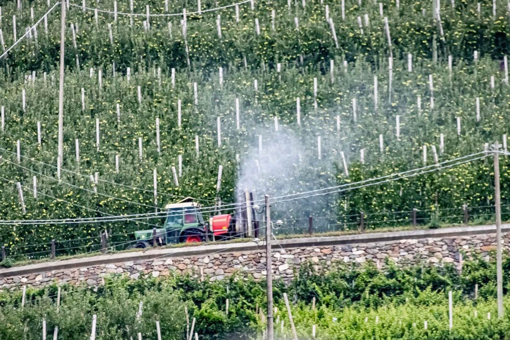 Traktor im Vinschgau. Foto: Jörg Farys, Umweltinstitut München