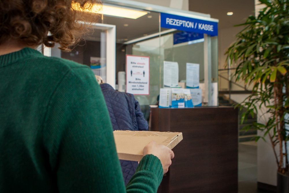 Für Patienten, die keine Besucher empfangen dürfen, wurde ein der Paketservice am UKL eingerichtet. Foto: Hagen Deichsel / UKL