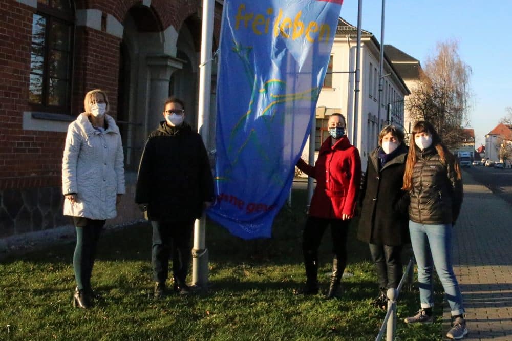 Fahnenaktion vor dem Bornaer Landratsamt Foto: Landkreis Leipzig